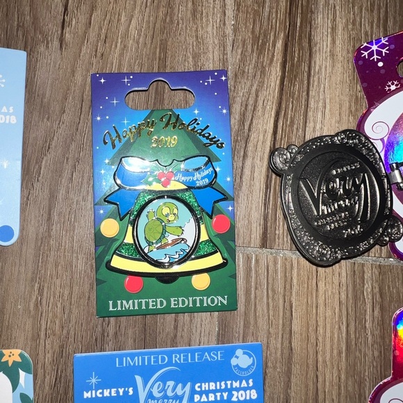 Disney Limited Edition Pin Set - Picture 9 of 14